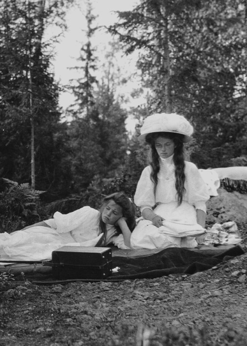 memory-of-the-romanovs:Grand Duchesses Maria and Olga, daughters of Nicholas II. Padio Sari on the Baltic coast [1910]