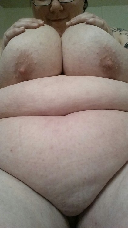 biggirlsrockmyworldx:  knittedbewbs:  Bellie, bewbs, and ass.  Absolute Perfection….