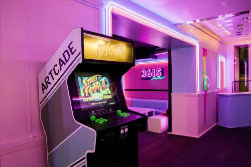 onpastel:VaporCade brought to you by u/CurrySoSpicy @ r/VaporwaveAesthetics