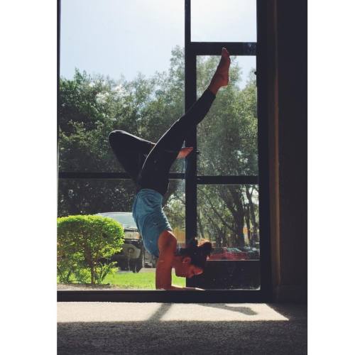 Still got it. #NoWallThisTime #ForearmsFriday #YogaEveryday
