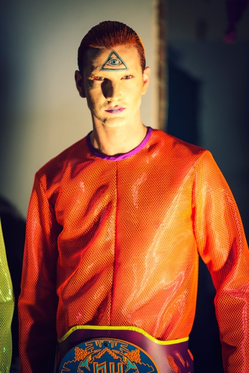 marlo-noni:  Nixi Killick, Melbourne Fashion Festival Holy shit, you guys.  I love the hell out of this.  Sci-fi psychedelic rave fashion! 