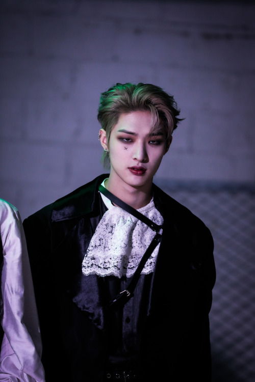 mingidata:(211101) Deja Vu performance MV (Vampire ver.) behind photo