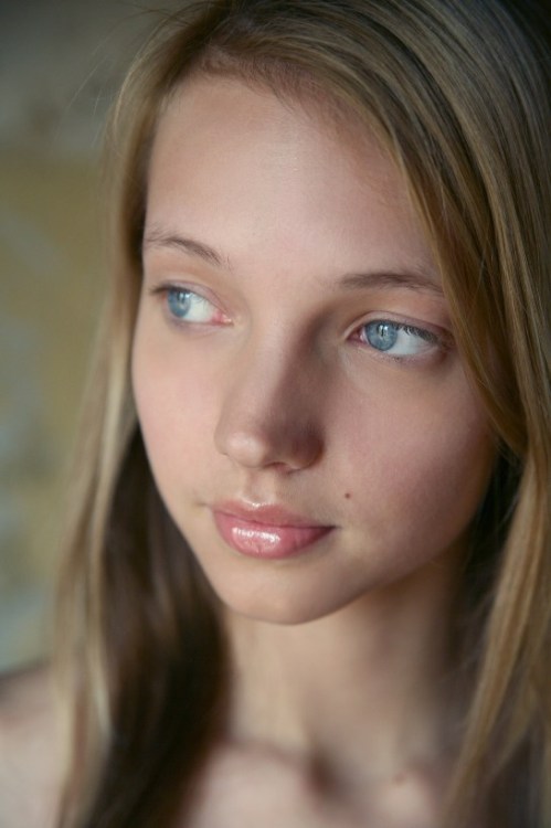 best4to:  GOLDIE AAge: 20Eyecolor: BLUEHaircolor: BLONDHeight: 165 cmWeight: 45 kgBreast Size: MediumMeasurements: 85/59/88Country: Russian FederationEthnicity: Caucasian 