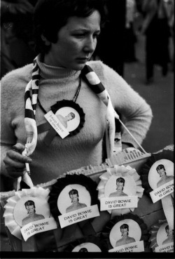 zombiesenelghetto:  “A pensive David Bowie merchandise seller”, photo by Joe Stevens, 1973 via 