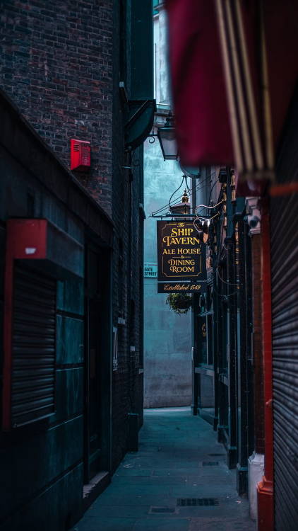 legendary-scholar:  The Ship Tavern, Mahogany-panelled