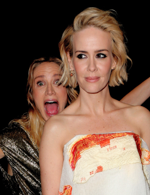 fionagoddess:Sarah Paulson and Kelly Lynch attend the 27th Annual Producers Guild Of America Awards at the Hyatt Regency Century Plaza on January 23, 2016 in Century City, California.   ♡♥♥♡♥♥♡