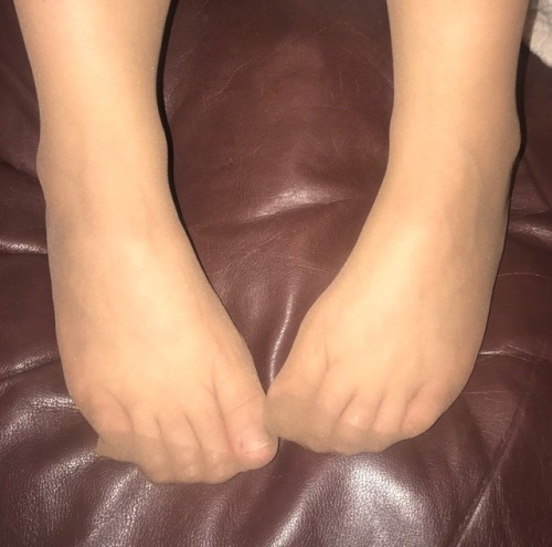 falcon69: Wifeys little feet after a long day  Massage Time
