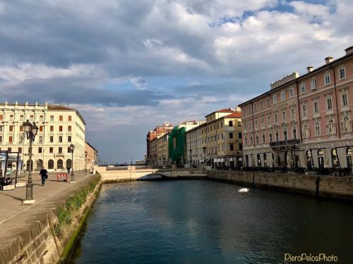 Canminando sul canale di ponterosso stamani ⛵️❤️☮️#pieropelosphoto #trieste #triestesocial #fvgphoto