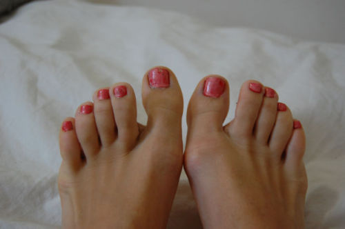 myfeetloversofficial: ❤ hmm Daddy, do you like my pretty feet? ❤      feet       pics   feet  toes  