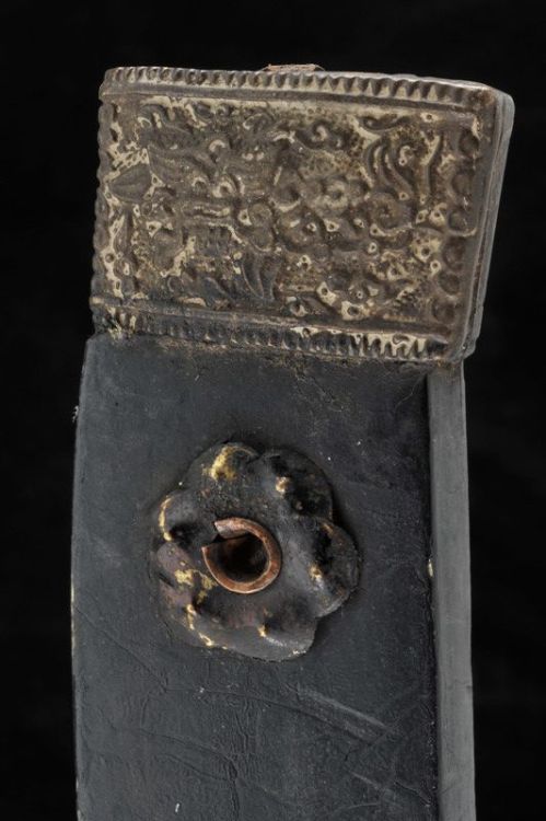 art-of-swords:  Dao Sword Dated: early 20th Century Culture: Chinese Measurements: length 90.5 cm The sword has a slightly curved, single-edged, damask blade, with a double groove, engraved with the effigy of a dragon on a face and ideograms on the other.