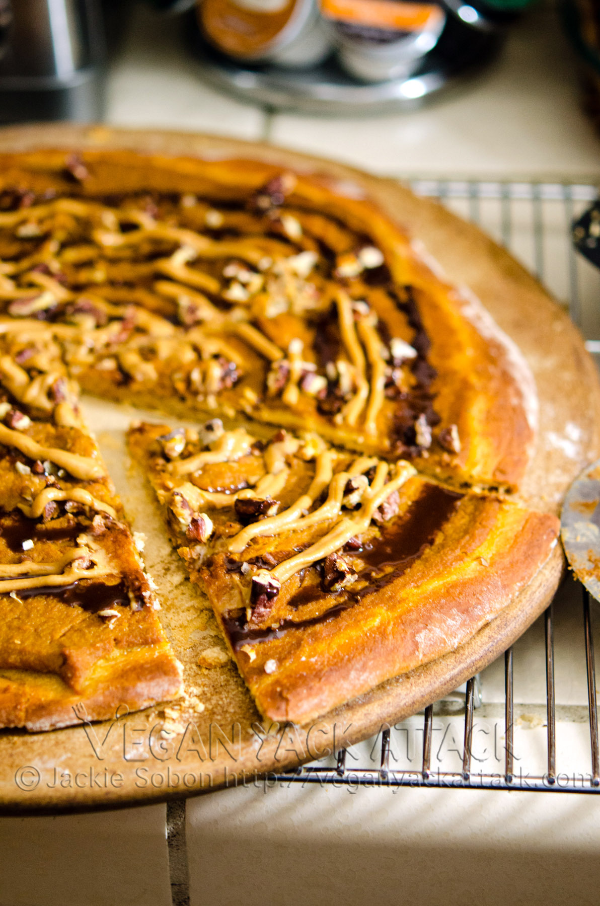 yackattack:  HAPPY VEGAN PIZZA DAY, EVERYONE! Because I love you, A LOT, I’ve made