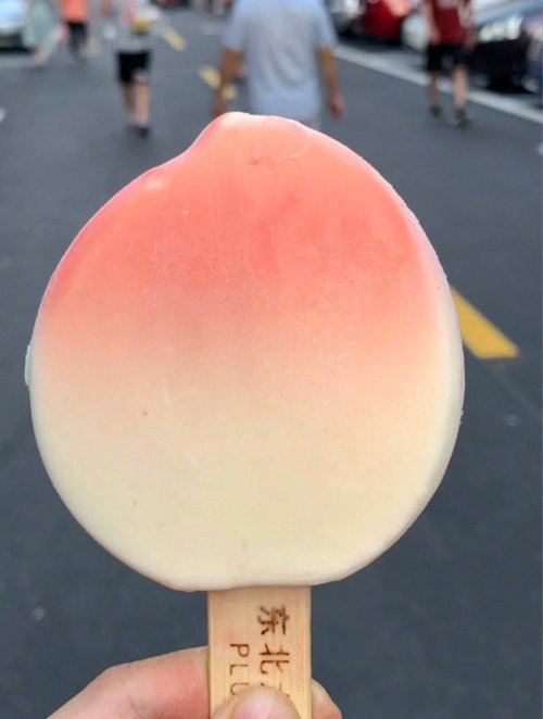 fuckyeahchinesefashion:peach ice cream in china. brand 东北大板