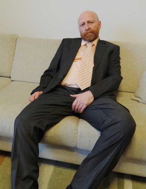 redbearmuc:Me in a very actualy Photosession in my Suit