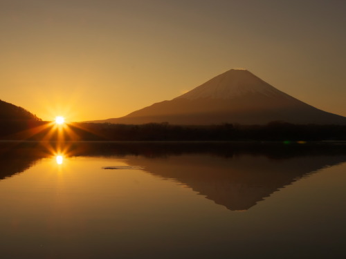 朝を迎える湖