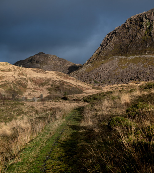 thefierybiscuit: Beautiful light today at the head of Cwm Trwsgl- highlights the drumhouse of the sl