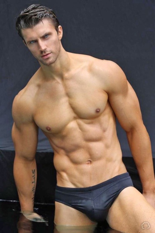 jockbrad:  Swimmers, wrestlers, football players / singlets, jockstraps, speedos and spandex!http://jockbrad.tumblr.com/