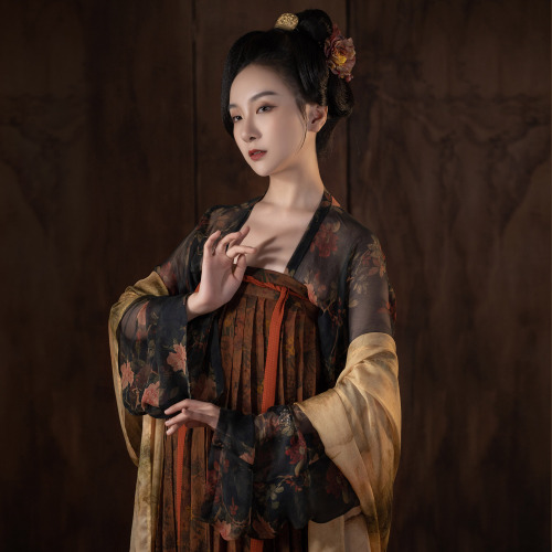 fouryearsofshades:qixiong shanqun by 襦一坊汉服工作室The skirt was made from 香云纱/xiāngyúnshā gambiered Guang