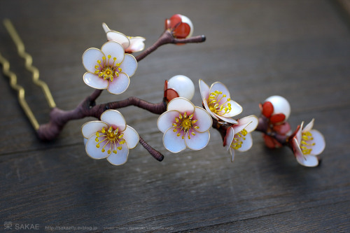 itscolossal: Exquisite Japanese Floral Hair Ornaments Handcrafted from Resin by Sakae