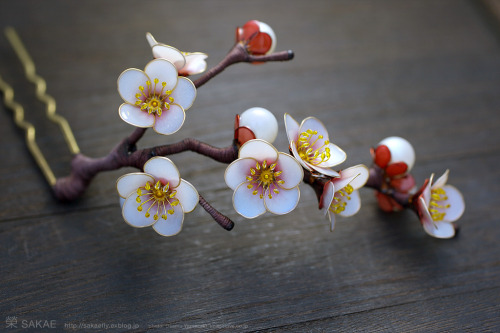 asylum-art:  Sakae: creates Exquisite Japanese Floral  Hairpins  on Facebook, Flickr These transparent ornament hairpins, which Sakae makes, have a beauty that catches your breath. Sakae started to make Kanzashi (Japanese Hair Pins) about 7 years ago. 