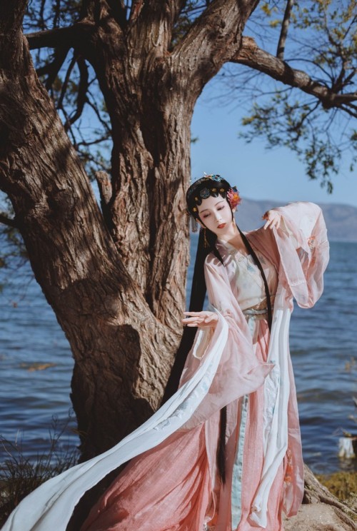 戏梦Traditional Chinese Hanfu photography via 周三岁儿. Hanfu from 云舒院. Model: 司音儿.Her hair is styled in t