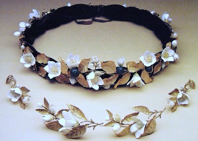 alluringabyss:A headdress made from porcelain flowers and golden leaves. Given to
