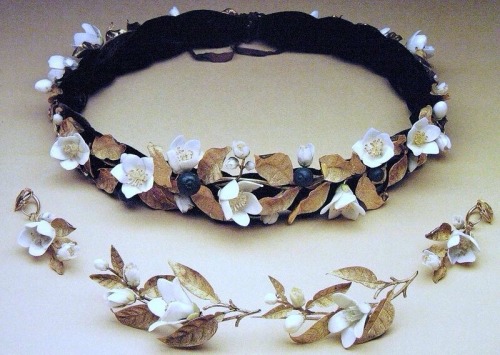 alluringabyss:A headdress made from porcelain flowers and golden leaves. Given to Queen Victoria by 