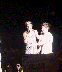 halfsleeper:  Harry noticing the ‘Zouis you light up that blunt like nobody else’
