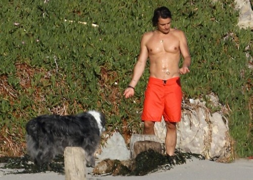 mirandakerrph:  Orlando Bloom shows off buff adult photos