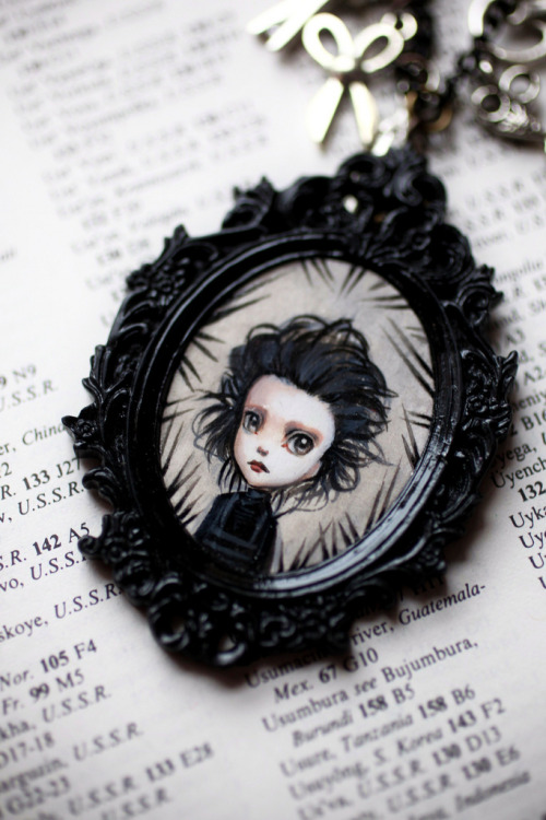 lohrien:Hand-painted cameos by Mab Graves