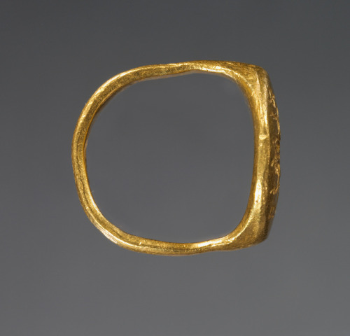 heaveninawildflower:Gold ring with bee design (Greece, 3rd century B.C.).Images and text information