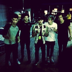 fakeliam-payne:  One direction with Benji Madden from Good Charlotte. 