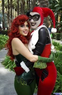 peacehon:  fuckyeahtracihines: Traci Hines &amp; Angi Viper at Wondercon 2014! Photo by Eurobeat Kasumi.  this is pretty close to what my Poision Ivy cosplay is gonna look like