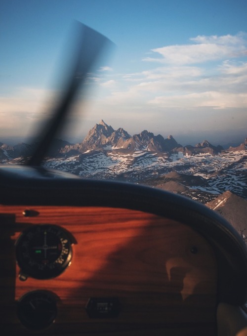 An evening over the Tetons with Fly Jackson Hole. @zeisenhauer