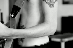 healysquads:  If you wanted to every see Matty playing his guitar and his lower torso here it is 💓😂