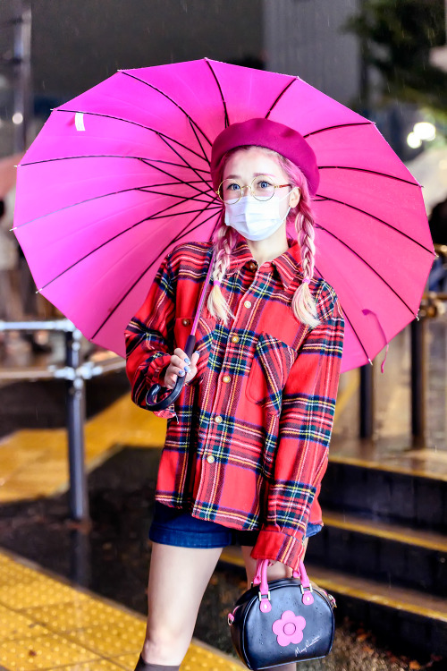 Japanese model Hikapu wearing pink UGG rain boots and carrying a Mary Quant handbag on the street in