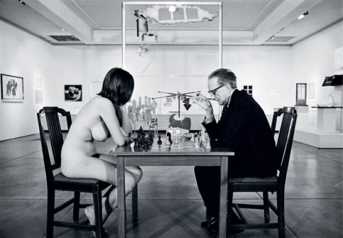 © Julian Wasser, 1963, “Nude pondering her next move”Eve Babitz with Marcel Duchamp. Read the story 