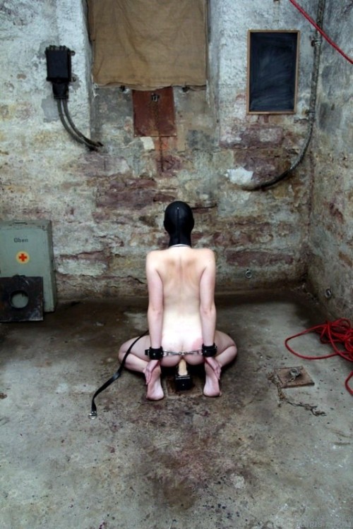 addbdsm:This slave has to maintain her position for hours. I guess she broke a rule and the Mistress