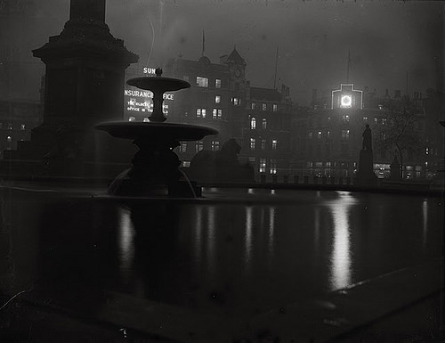 fuckyeahvintage-retro:  Trafalgar Square in London c.1927 © Getty Images 