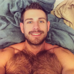 houstonpopo: txfurlover:    TXFurLover - for the love of fur in TX…  omahamusclecub:  Furry handsomeness. Be mine?    Sexy  There he is the man with the winning smile !!!And killer body 
