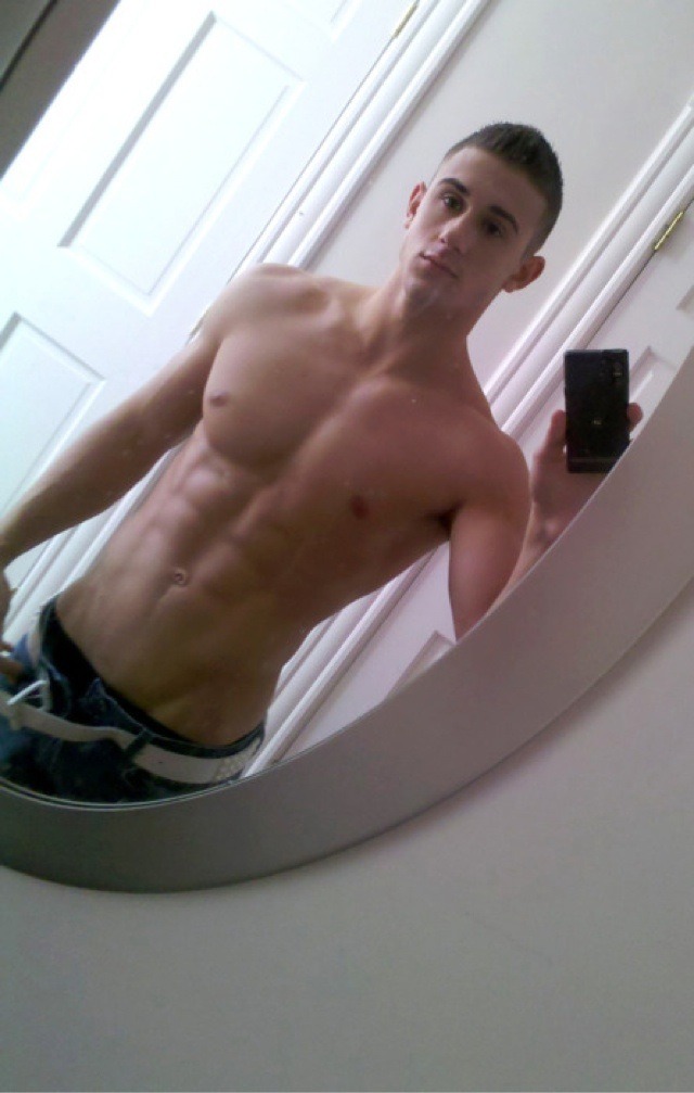 bradinmpls:  Shirtless selfies. Don’t mind them at all!looking for a FWB, daddy,