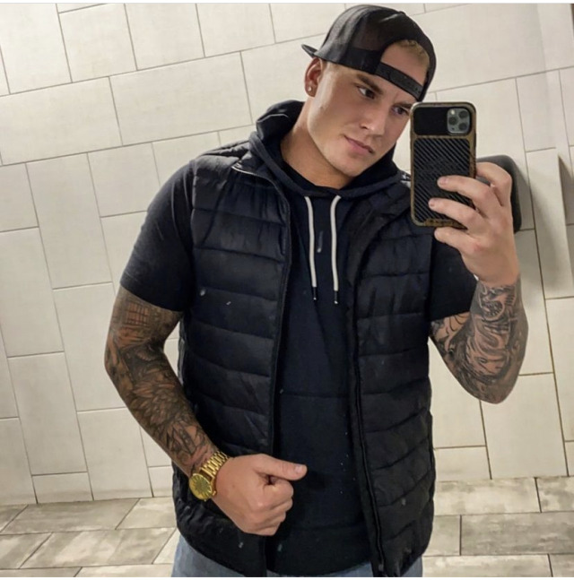 hornytwinkdude: the type of douchebag who breeds drunk pussy raw in the club bathroom 