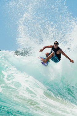 cvlifornia-vibes:  highenoughtoseethesea:  Jules, getting lippy. Photo Credit: Hurley’s Twitter  california vibes| 