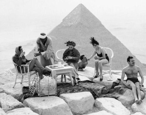 aiiaiiiyo:Picnic on top of the Great Pyramid of Giza (Egypt, 1938) Check this blog!