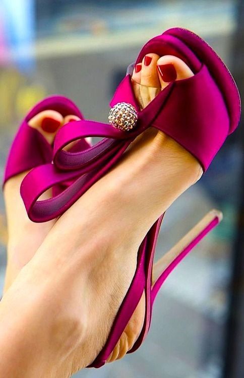 sissichloe: These shoes are adorable !!! I like their intense color and such a charming shape !!! I 