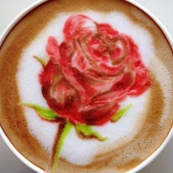 latte-babe:  I really need someone to propose to me with flower latte art 