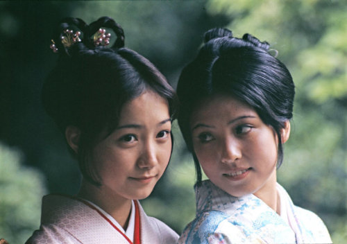 unrar:    Tokyo. girls in traditional kimonoes for a tea ceremony, Japan 1971, Bruno Barbey.