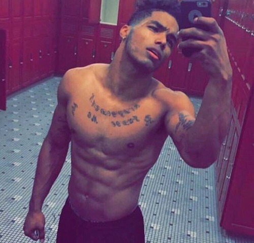 iloveazz89:  iloveazz89.tumblr.com   To submit ass pics send them to KIK : topjerzee.