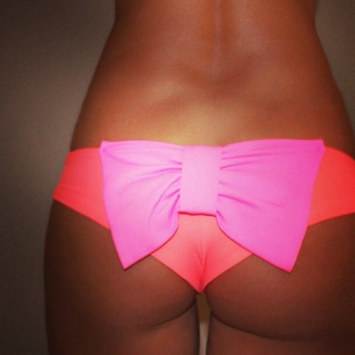 spankingnl:  A lovely gift to unwrap. :-)