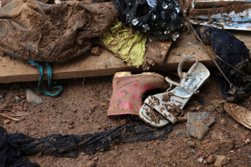 yahoonewsphotos:Nearly 500 bodies recovered from devastating Sierra Leone mudslideRescue workers hav