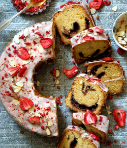 delicious-food-porn:  Strawberry Vanilla Jam Cake